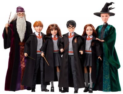 Harry Potter i jego przyjaciele wiedzą, że razem znaczy lepiej! Młodzi fani mogą zebrać wszystkie lalki przedstawiające ich ulubionych bohaterów, tworząc niepokonaną drużynę i przeżywając prawdziwie magiczne chwile. Uwaga każda postać sprzedawana osobo (patrz zdjęcie powyżej):
